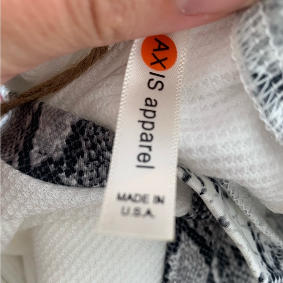 Snake Detail Raglan Tee - Picture 3 of 4